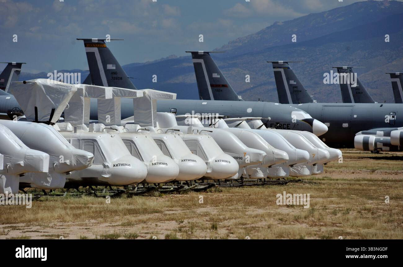 Le 26 septembre 2012 - Tucson (États-Unis) - des avions retirés sont assis dans un aérodrome de la base aérienne Davis-Monthan le 26 septembre 2012 à Tucson (Arizona). (Crédit image : © Glenn Fawcett/Planet Pix via ZUMA Wire) Banque D'Images