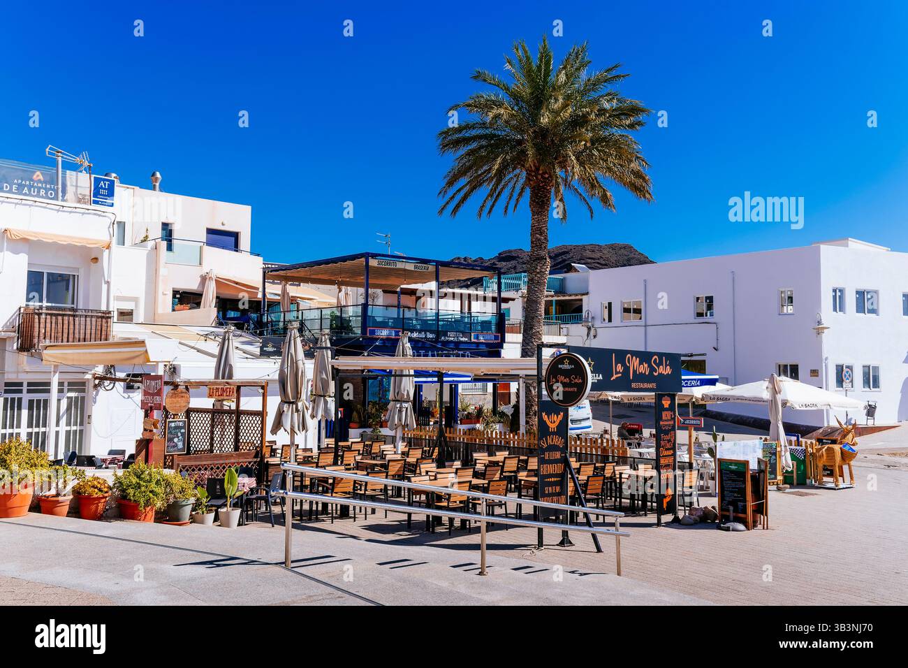 Place avec restaurants et terrasses. Parc naturel de Cabo de Gata-Níjar. Las Negras, Níjar, Almería, Andalucía, Espagne, Europe Banque D'Images