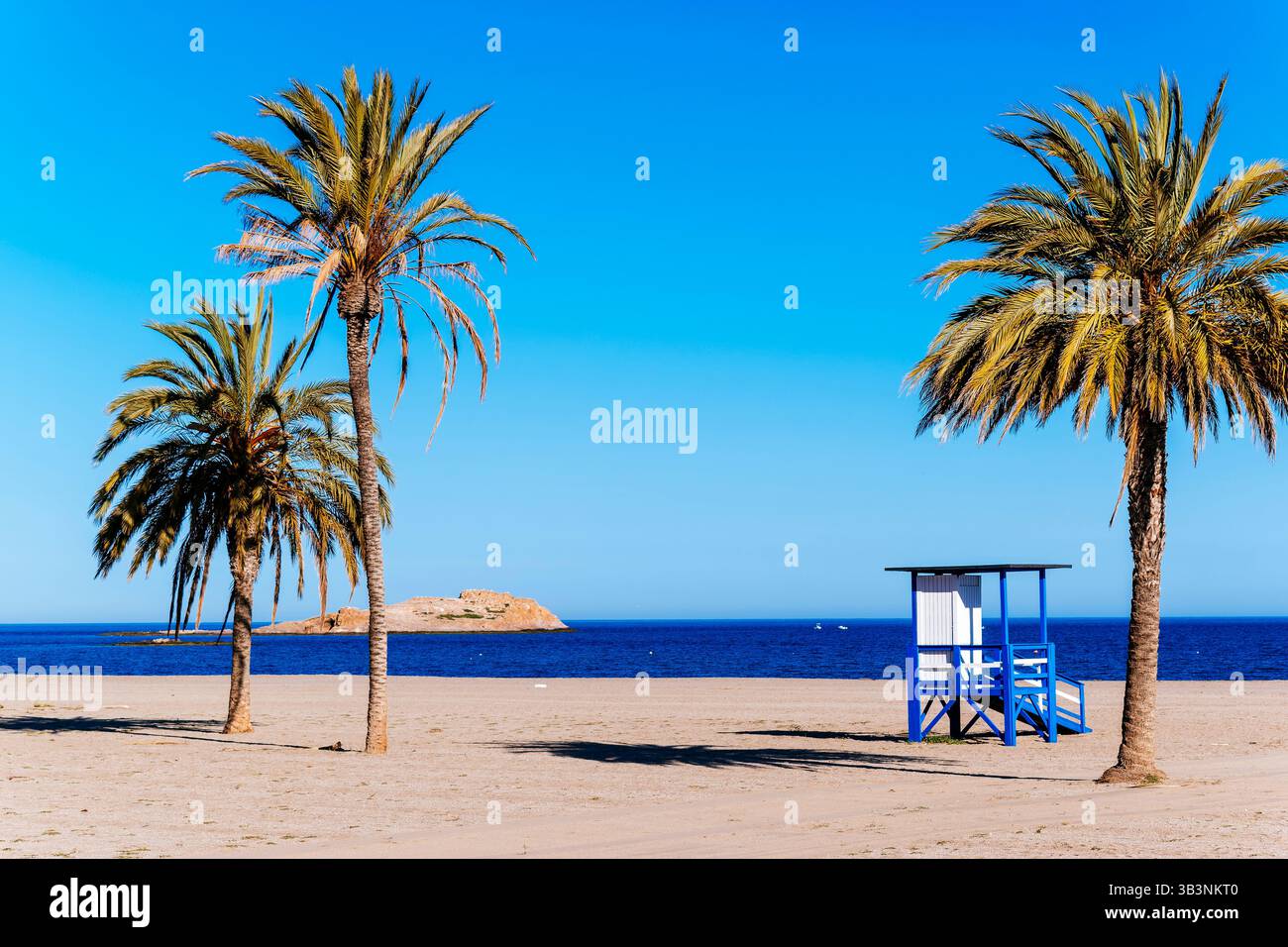 Plage de Los Cocones avec l'île de San Andres en arrière-plan. Carboneras, Almería, Andalucía, Espagne, Europe Banque D'Images
