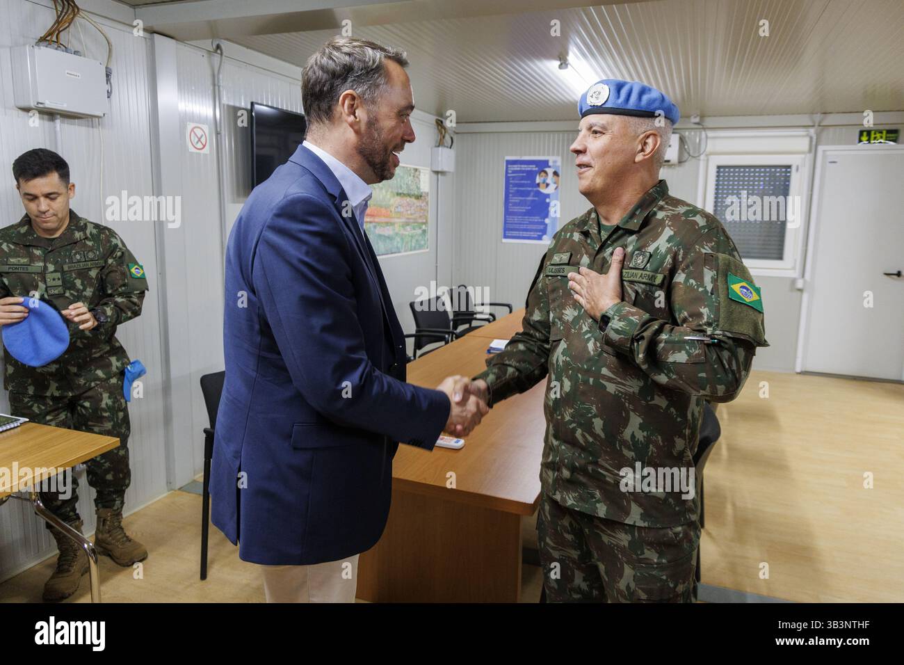 Le vice-premier ministre et ministre des Affaires étrangères Maxime Prevot et le commandant de la force de la MONUSCO, le lieutenant-général Ulisses de Mesquita Gomes, photographiés à la base de la MONUSCO Mavivi à Beni, dans la province du Nord-Kivu, en RDC, le mardi 29 avril 2025. Le ministre belge Prevot est en mission diplomatique en Afrique de l’est et en Afrique centrale du 25 au 29 avril pour contribuer à une solution durable du conflit dans l’est de la République démocratique du Congo. Il se rendra en Ouganda, au Burundi et en République démocratique du Congo. BELGA PHOTO NICOLAS MAETERLINCK Banque D'Images