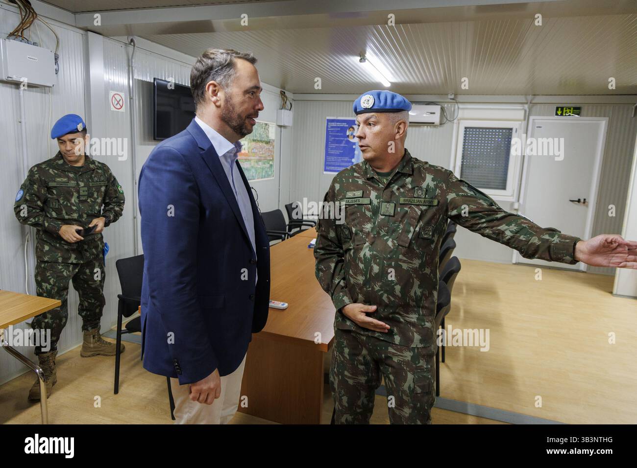 Le vice-premier ministre et ministre des Affaires étrangères Maxime Prevot et le commandant de la force de la MONUSCO, le lieutenant-général Ulisses de Mesquita Gomes, photographiés à la base de la MONUSCO Mavivi à Beni, dans la province du Nord-Kivu, en RDC, le mardi 29 avril 2025. Le ministre belge Prevot est en mission diplomatique en Afrique de l’est et en Afrique centrale du 25 au 29 avril pour contribuer à une solution durable du conflit dans l’est de la République démocratique du Congo. Il se rendra en Ouganda, au Burundi et en République démocratique du Congo. BELGA PHOTO NICOLAS MAETERLINCK Banque D'Images