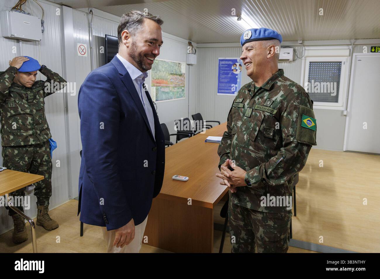 Le vice-premier ministre et ministre des Affaires étrangères Maxime Prevot et le commandant de la force de la MONUSCO, le lieutenant-général Ulisses de Mesquita Gomes, photographiés à la base de la MONUSCO Mavivi à Beni, dans la province du Nord-Kivu, en RDC, le mardi 29 avril 2025. Le ministre belge Prevot est en mission diplomatique en Afrique de l’est et en Afrique centrale du 25 au 29 avril pour contribuer à une solution durable du conflit dans l’est de la République démocratique du Congo. Il se rendra en Ouganda, au Burundi et en République démocratique du Congo. BELGA PHOTO NICOLAS MAETERLINCK Banque D'Images