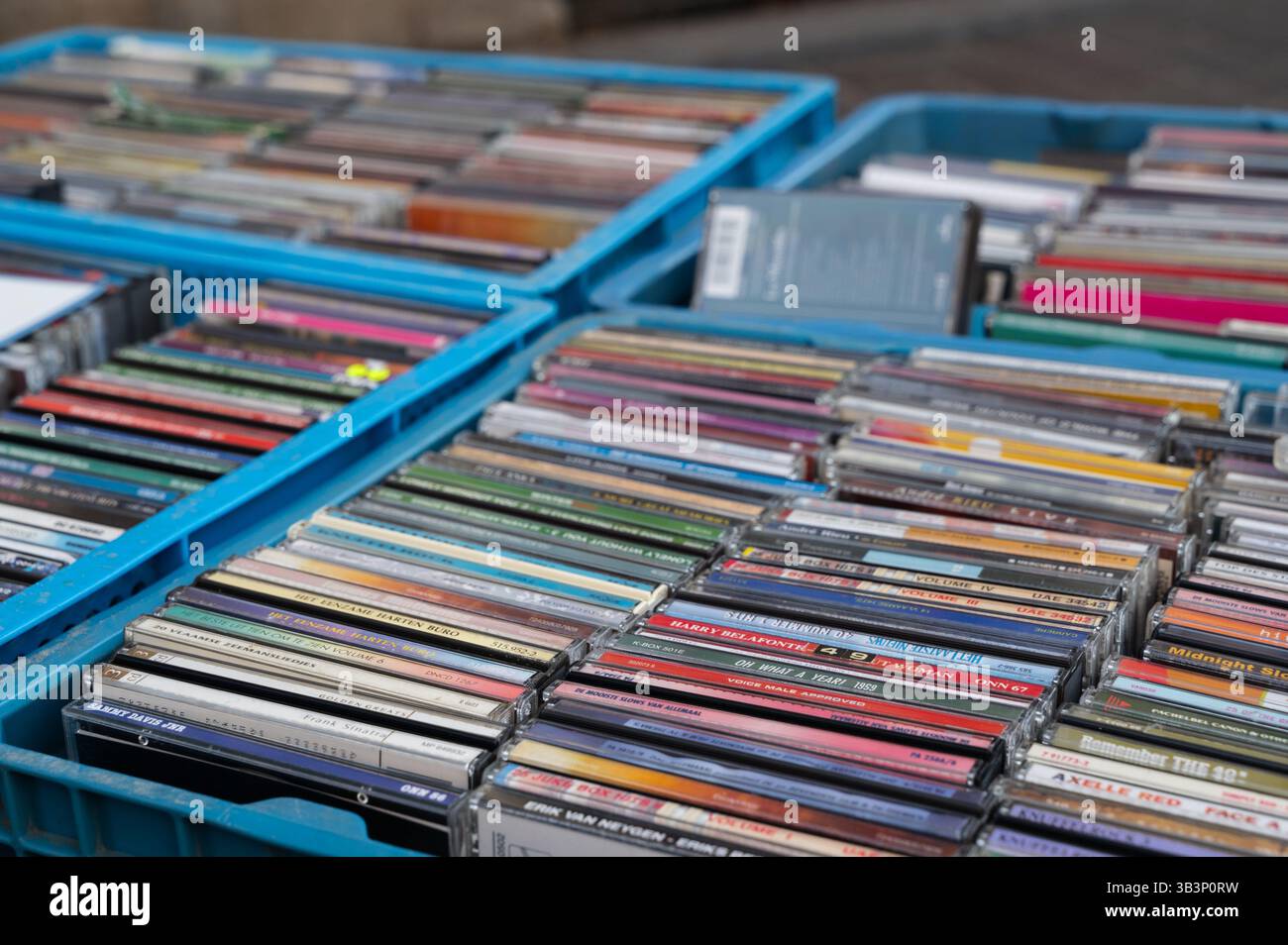 Une pile de CD soigneusement organisée est soigneusement alignée, mettant en valeur son incroyable collection musicale et invitant le plaisir d'écouter Banque D'Images