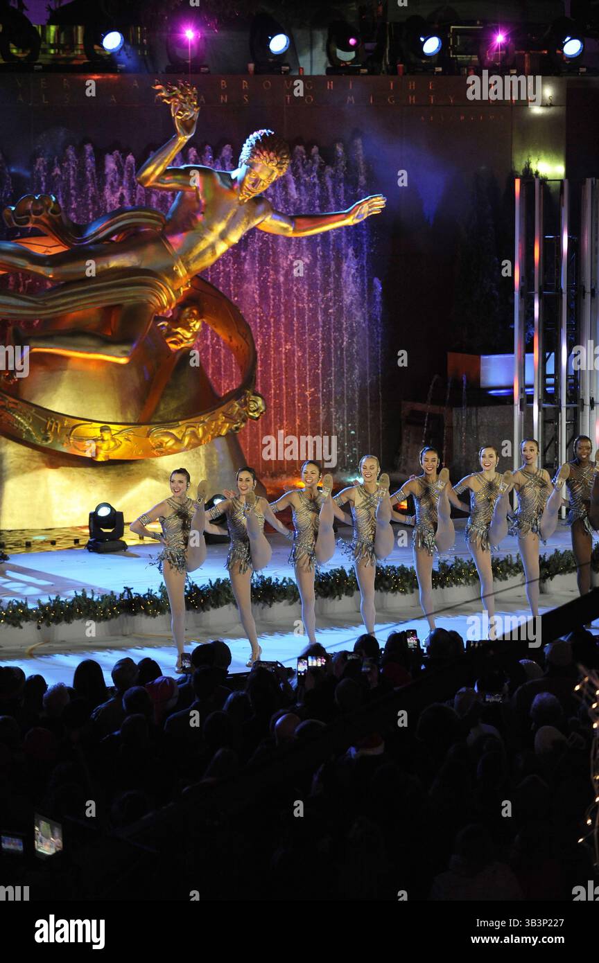 29 novembre 2017 - Manhattan, New York, États-Unis - éclairage de sapin de Noël au Rockefeller Center, Manhattan. Mercredi 29 novembre 2017 (image crédit : © Andrew Savulich/TNS via ZUMA Wire) Banque D'Images