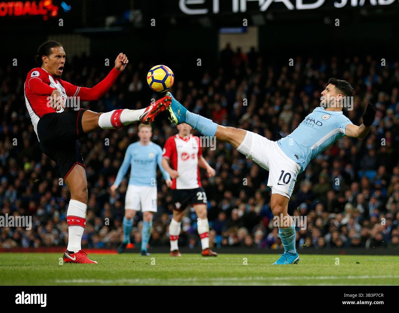 29 novembre 2017 - Manchester, Royaume-Uni - Virgil van Dijk, de Southampton, quitte Sergio Aguero, de Manchester City, lors du premier match de championnat à l'Etihad Stadium, Manchester. Date de la photo 29 novembre 2017. Le crédit photo devrait se lire : Simon Bellis/Sportimage/CSM(image crédit : © ; Simon Bellis/CSM via ZUMA Wire) Banque D'Images