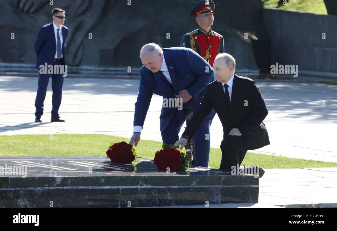 Volgograd, Russie. 29 avril 2025. Le président russe Vladimir Poutine, à droite, et le président biélorusse Alexandre Loukachenko, à gauche, déposent des fleurs sur le tombeau du maréchal soviétique Vassili Chuikov au complexe commémoratif de la bataille de Stalingrad sur Mamaïev Kourgan, le 29 avril 2025 à Volgograd, Russie. La bataille de Stalingrad pendant la seconde Guerre mondiale, a été l'une des batailles les plus sanglantes de l'histoire de l'humanité. Crédit : Mikhail Metzel/Kremlin Pool/Alamy Live News Banque D'Images