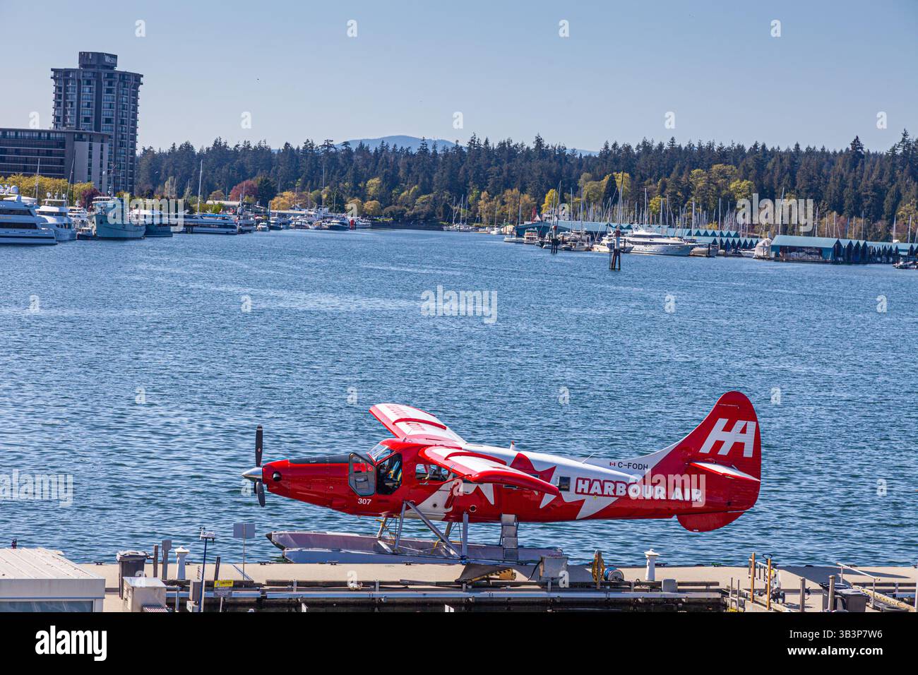 Hydravion Beaver turbo rouge et blanc dans le port de Vancouver Canada Banque D'Images
