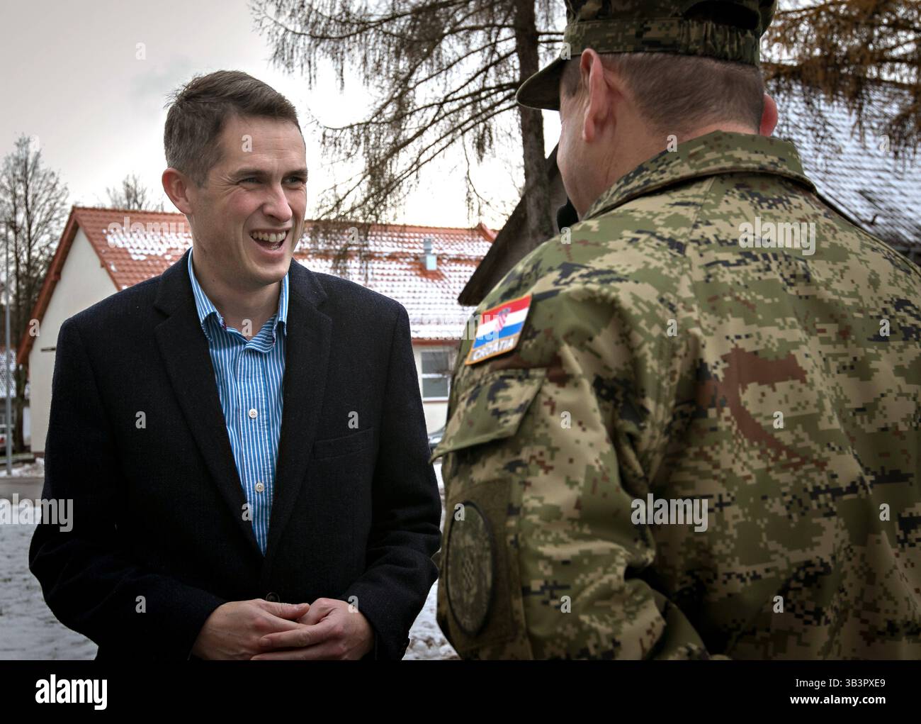 Le 22 décembre 2017 - Bemowo Piskie (Pologne) - le ministre britannique de la Défense, Gavin Williamson, à gauche, s'entretient avec un officier croate lors d'une visite des troupes de l'OTAN du groupement tactique Pologne le 22 décembre 2017 à Bemowo Piskie (Pologne). (Crédit image : © Andrew McNeil/Planet Pix via ZUMA Wire) Banque D'Images