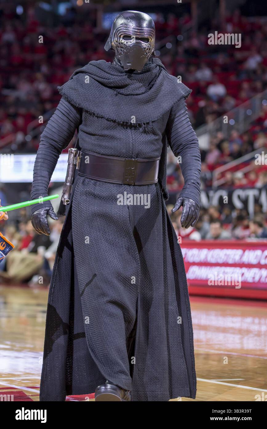 22 décembre 2017 - Raleigh, Caroline du Nord, États-Unis - KYLO REN marche à travers PNA Arena lors d'une pause dans le match de basket Jacksonville contre NC State lors de la SOIRÉE STAR WARS. L'État de Caroline du Nord bat Jacksonville 116-64. (Crédit image : © Spencer Lee via ZUMA Wire) Banque D'Images