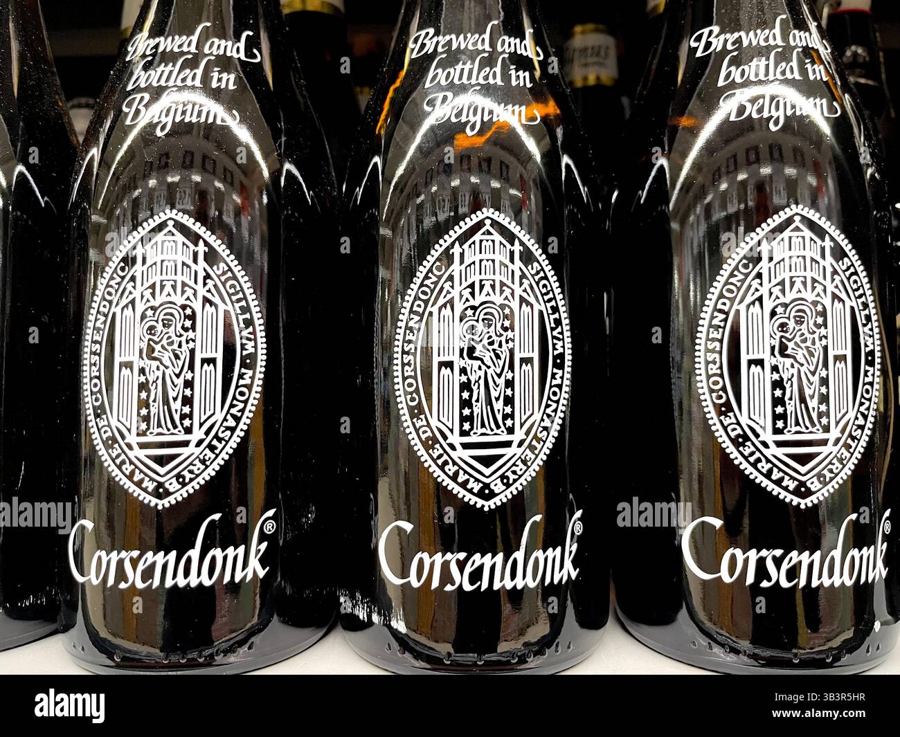 Bouteilles de bière belge Corsendonk exposées dans un supermarché, bière brassée et embouteillée en Belgique Banque D'Images