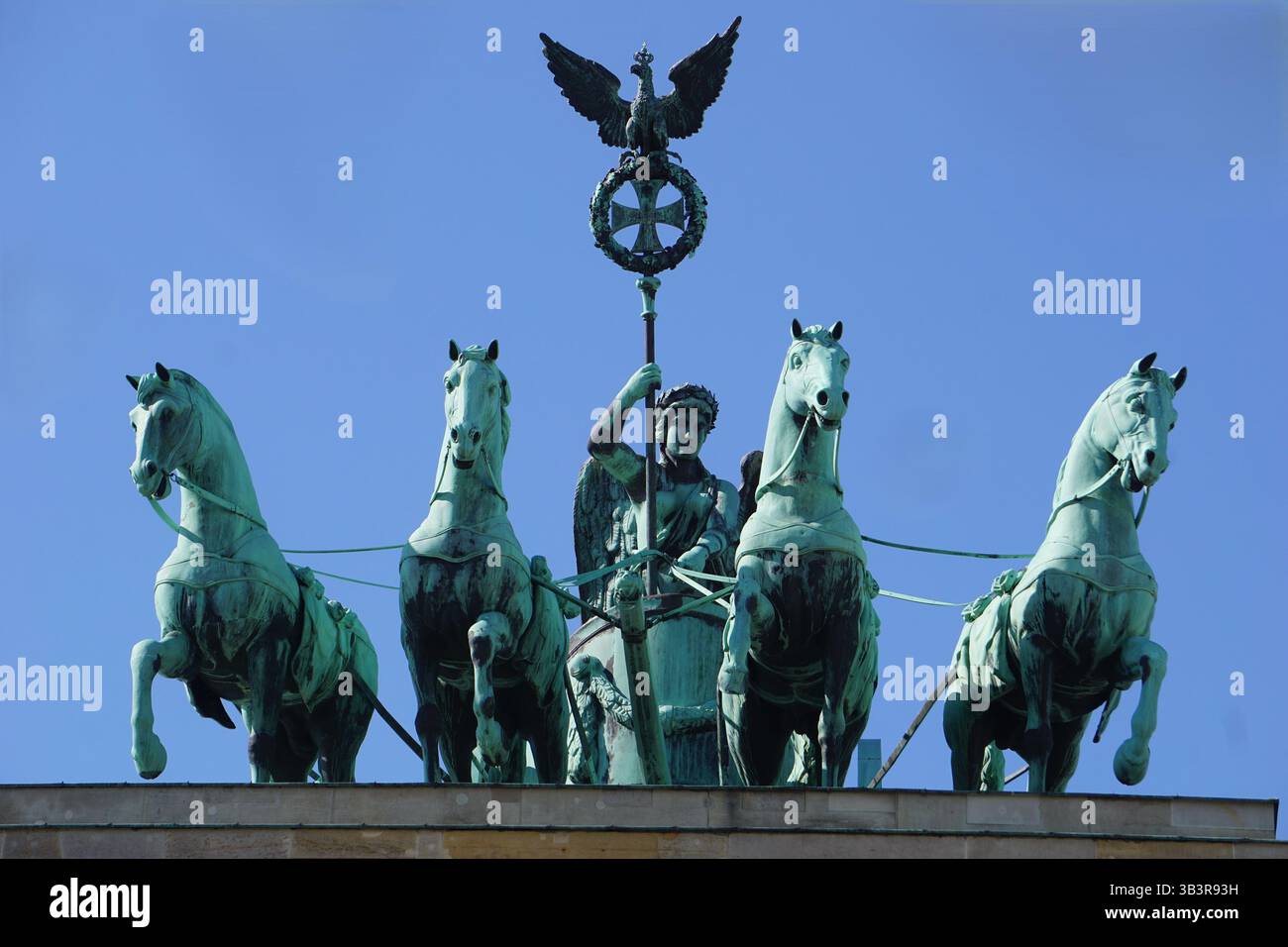 Gros plan frontal de l'emblématique quadriga ou statue de char sur le dessus de la Brandenburger Tor (porte de Brandebourg) à Berlin, en Allemagne Banque D'Images