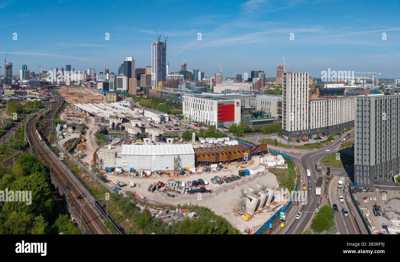 Une vue panoramique aérienne du paysage urbain de Birmingham avec le site de construction HS2 et les voies ferrées longeant les bâtiments de l'université sur C. Banque D'Images