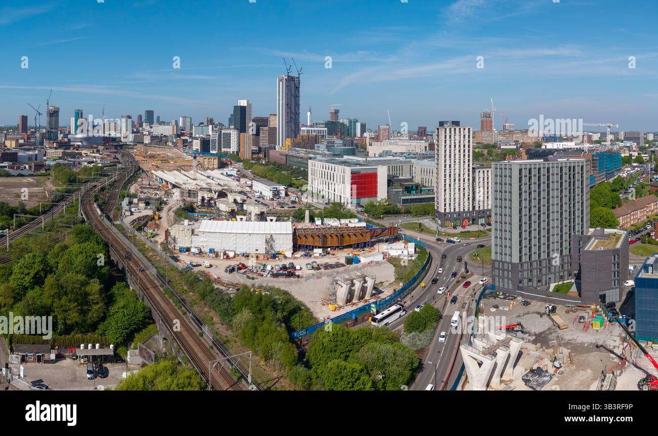 Une vue panoramique aérienne du paysage urbain de Birmingham avec le site de construction HS2 et les voies ferrées longeant les bâtiments de l'université sur C. Banque D'Images