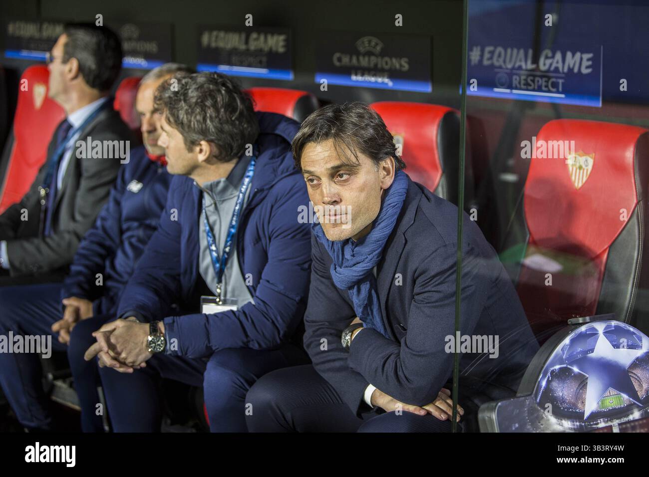 21 février 2018 - Séville, Espagne - VINCENZO Montella, entraîneur-chef de Séville, avant le match de la 16e manche de l'UEFA Champions League entre Sevilla FC et Manchester United à l'Estadio Ramon Sanchez Pizjuan (crédit image : © Daniel Gonzalez Acuna via ZUMA Wire) Banque D'Images