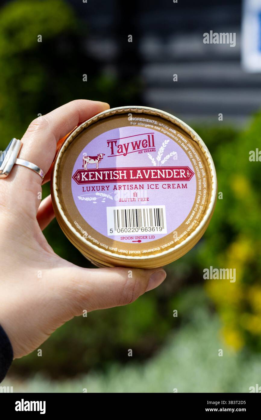 Crème glacée à la lavande Kentish au Castle Farm Shop, Lullingstone, Kent, Angleterre Banque D'Images