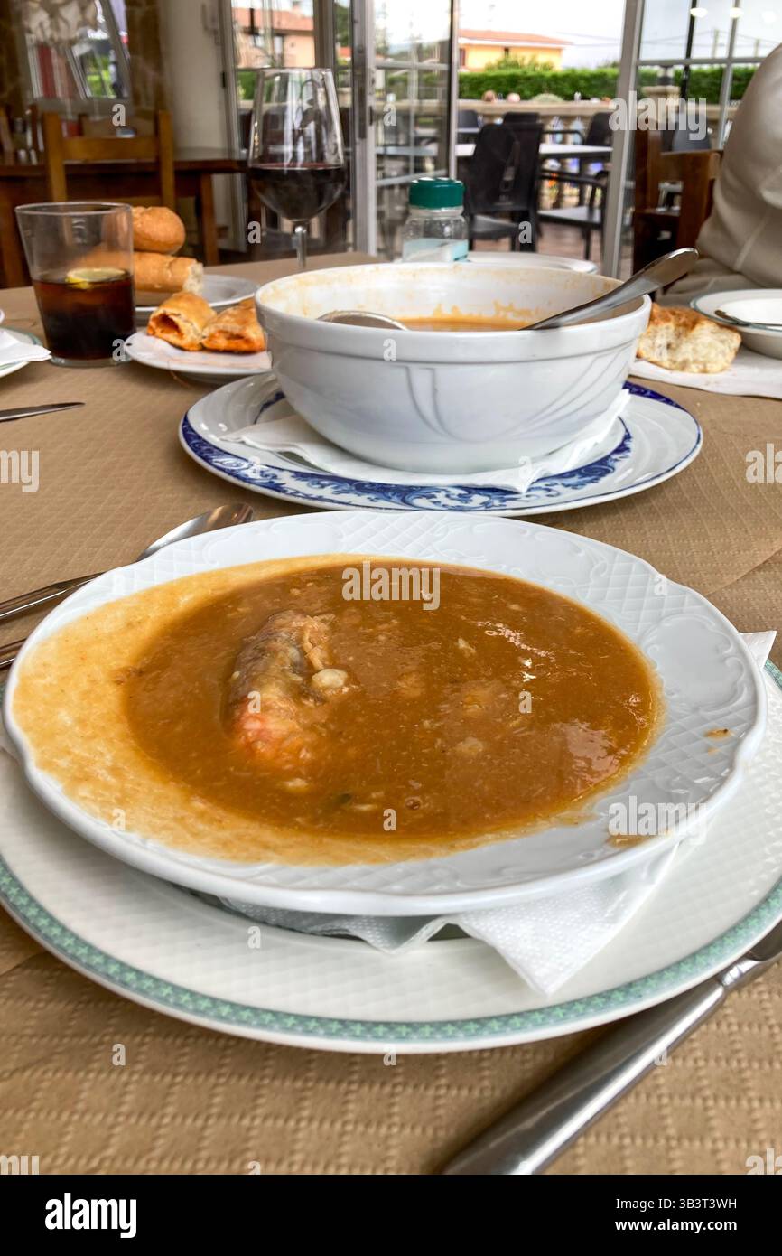 Soupe de fruits de mer de saison dans le restaurant la Posada Blanca à Gijon, Asturies, Espagne - Image de stock capturée avec un smartphone