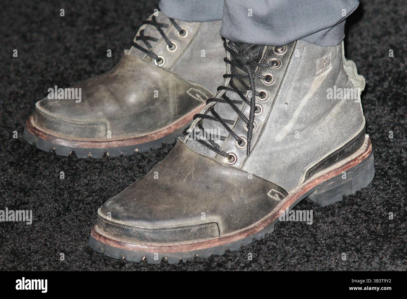 31 mars 2010 : Sam Worthington porte une paire de bottes de travail alors qu'il assiste à la première Clash of the Titans au Grauman's Chinese Theater à Hollywood, en Californie. Crédit obligatoire : Brandon Parry / Southcreek Global (crédit image : © Brandon Parry via ZUMA Wire) Banque D'Images