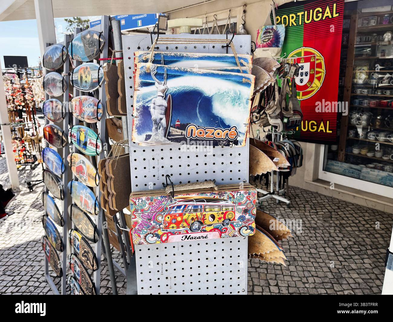 Nazare, Portugal - 27 avril 2025 : exposition de souvenirs à Nazare, Portugal, mettant en valeur la culture locale et des images emblématiques. Banque D'Images