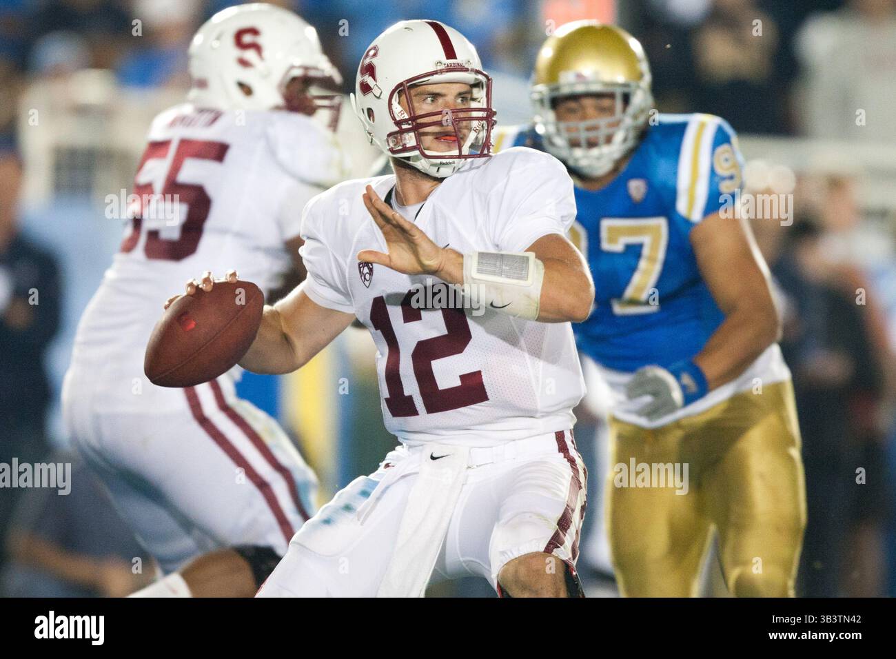 11 septembre 2010 - Pasadena, Californie, États-Unis d'Amérique - quarterback du Cardinal de Stanford Andrew Luck #12 en action lors du match UCLA vs Stanford au Rose Bowl, Stanford a battu UCLA avec un score final de 35-0. (Crédit image : © Brandon Parry via ZUMA Wire) Banque D'Images