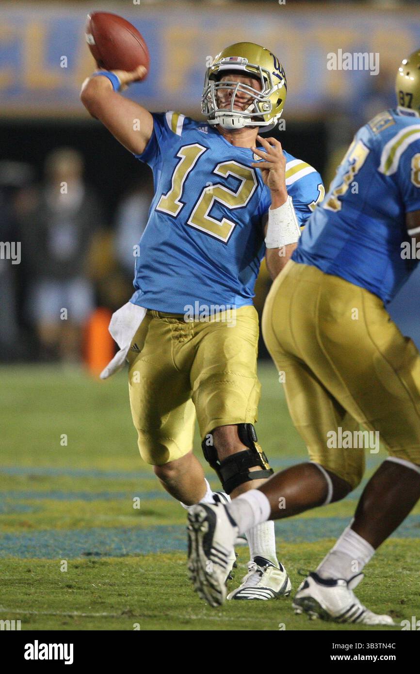 11 septembre 2010 - Pasadena, Californie, États-Unis d'Amérique - le quarterback des Bruins de l'UCLA Richard Brehaut #12 en action lors du match UCLA vs Stanford au Rose Bowl, Stanford a battu l'UCLA avec un score final de 35-0. (Crédit image : © Brandon Parry via ZUMA Wire) Banque D'Images