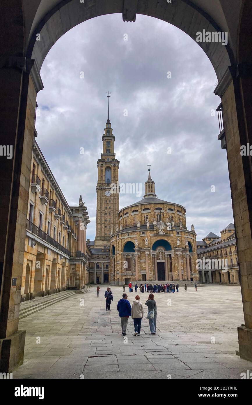 GIJON, ESPAGNE - 5 AVRIL 2025 : L'Universidad Laboral de Gijón, construite à l'origine comme un centre éducatif pour orphelins Banque D'Images