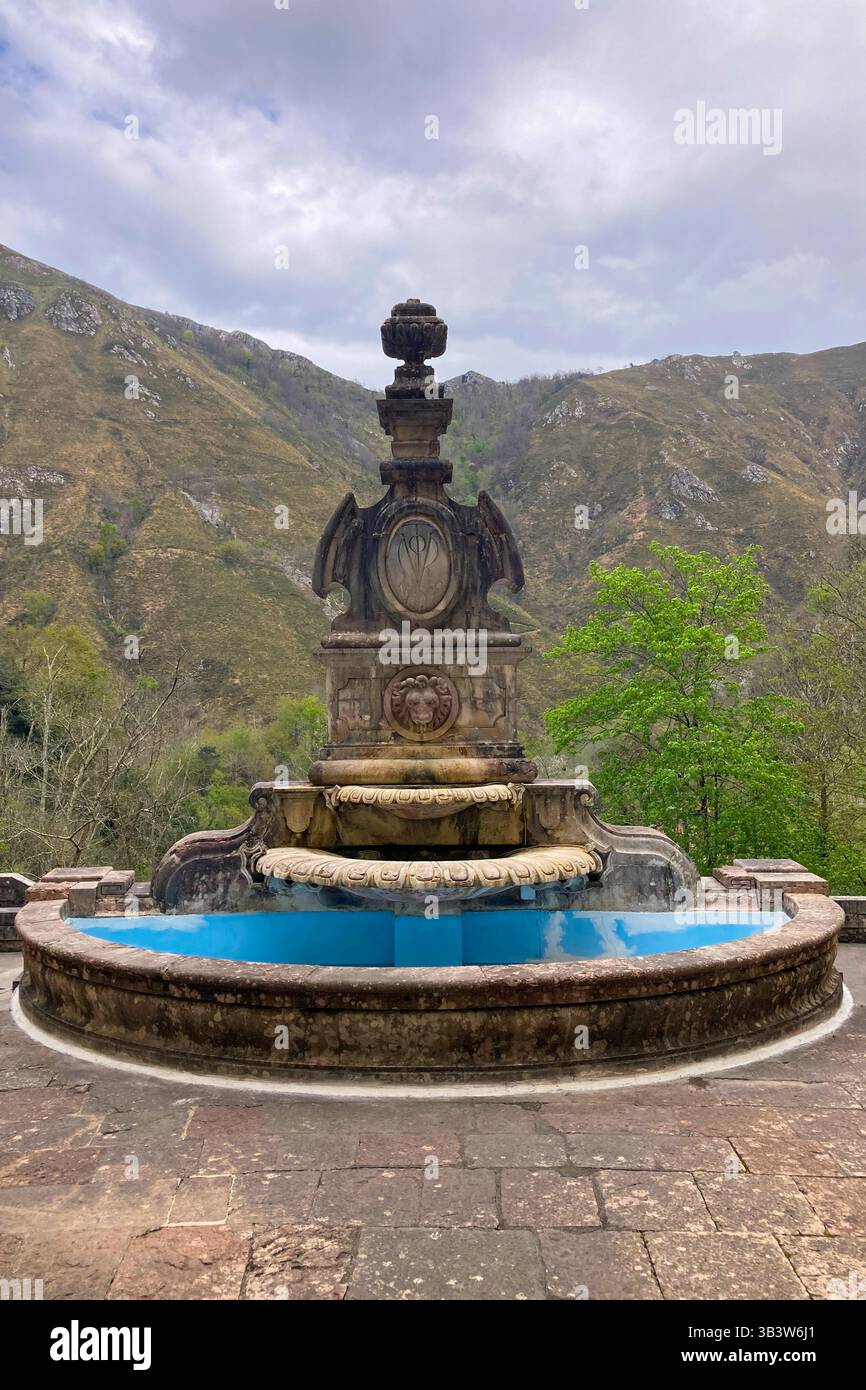 COVADONGA, ESPAGNE - 6 AVRIL 2025 : Covadonga dans les Asturies est un village historique de montagne connu pour sa grotte sacrée, basilique Banque D'Images
