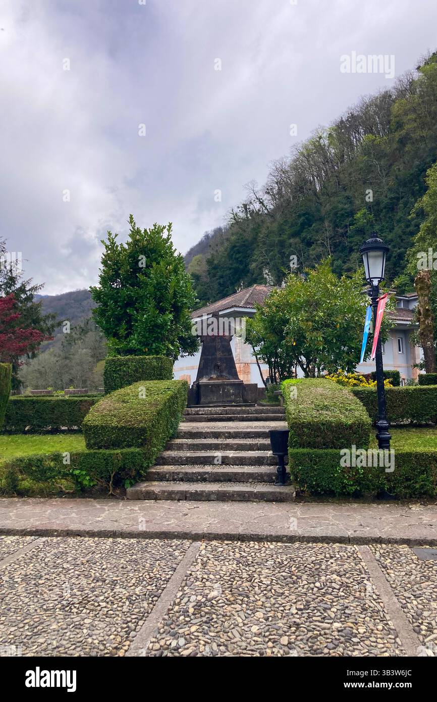 COVADONGA, ESPAGNE - 6 AVRIL 2025 : Covadonga dans les Asturies est un village historique de montagne connu pour sa grotte sacrée, basilique Banque D'Images