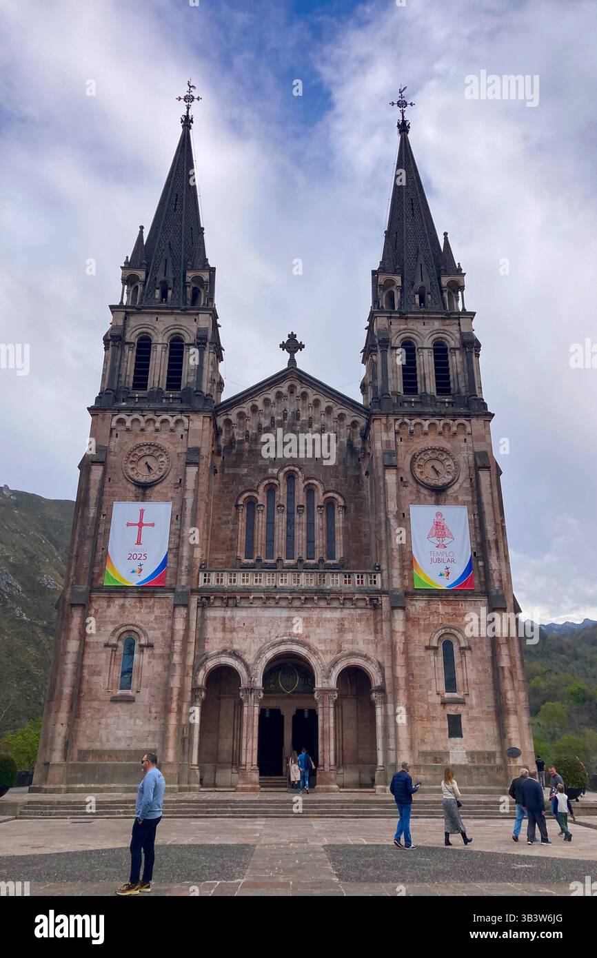COVADONGA, ESPAGNE - 6 AVRIL 2025 : Covadonga dans les Asturies est un village historique de montagne connu pour sa grotte sacrée, basilique Banque D'Images