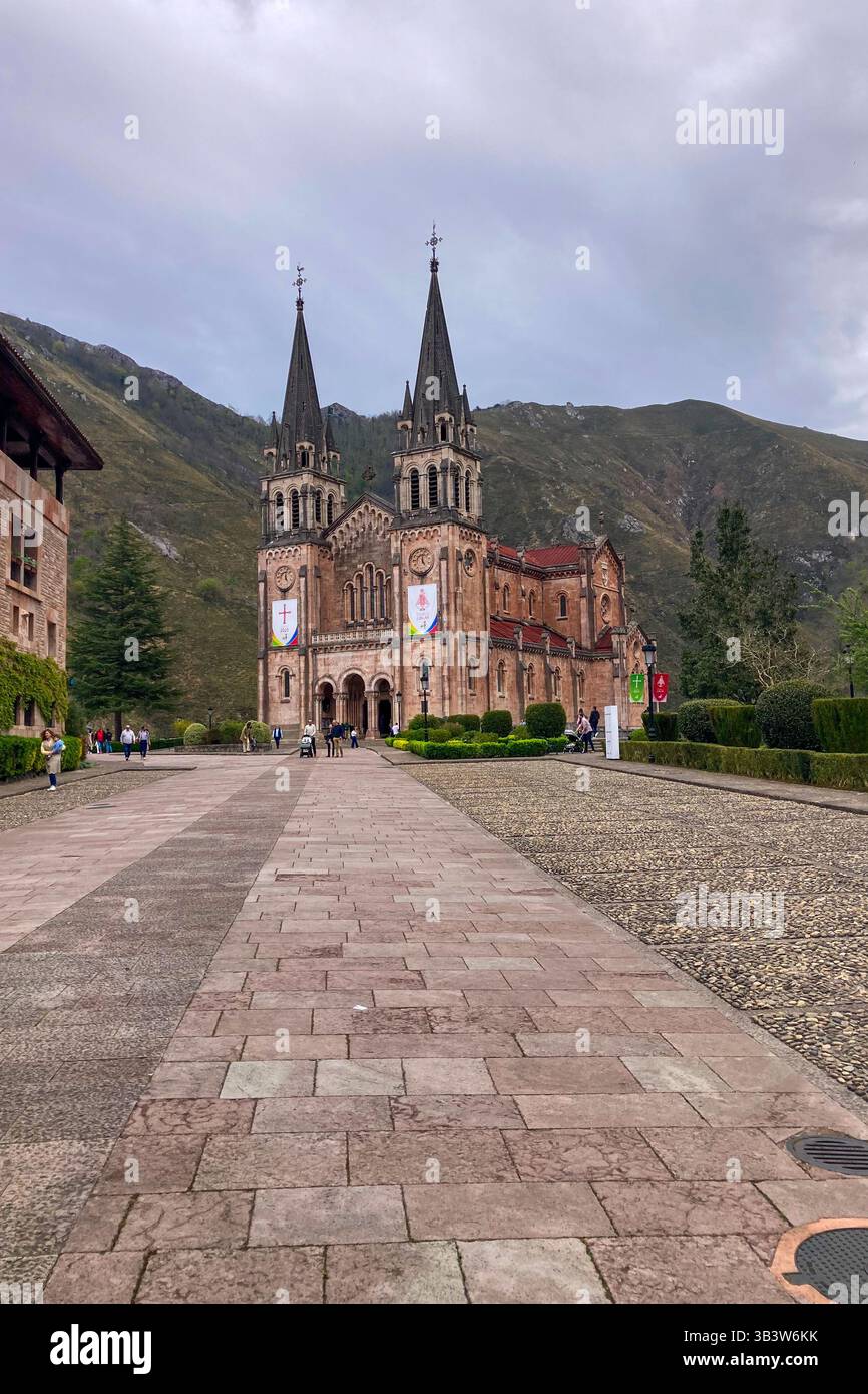 COVADONGA, ESPAGNE - 6 AVRIL 2025 : Covadonga dans les Asturies est un village historique de montagne connu pour sa grotte sacrée, basilique Banque D'Images