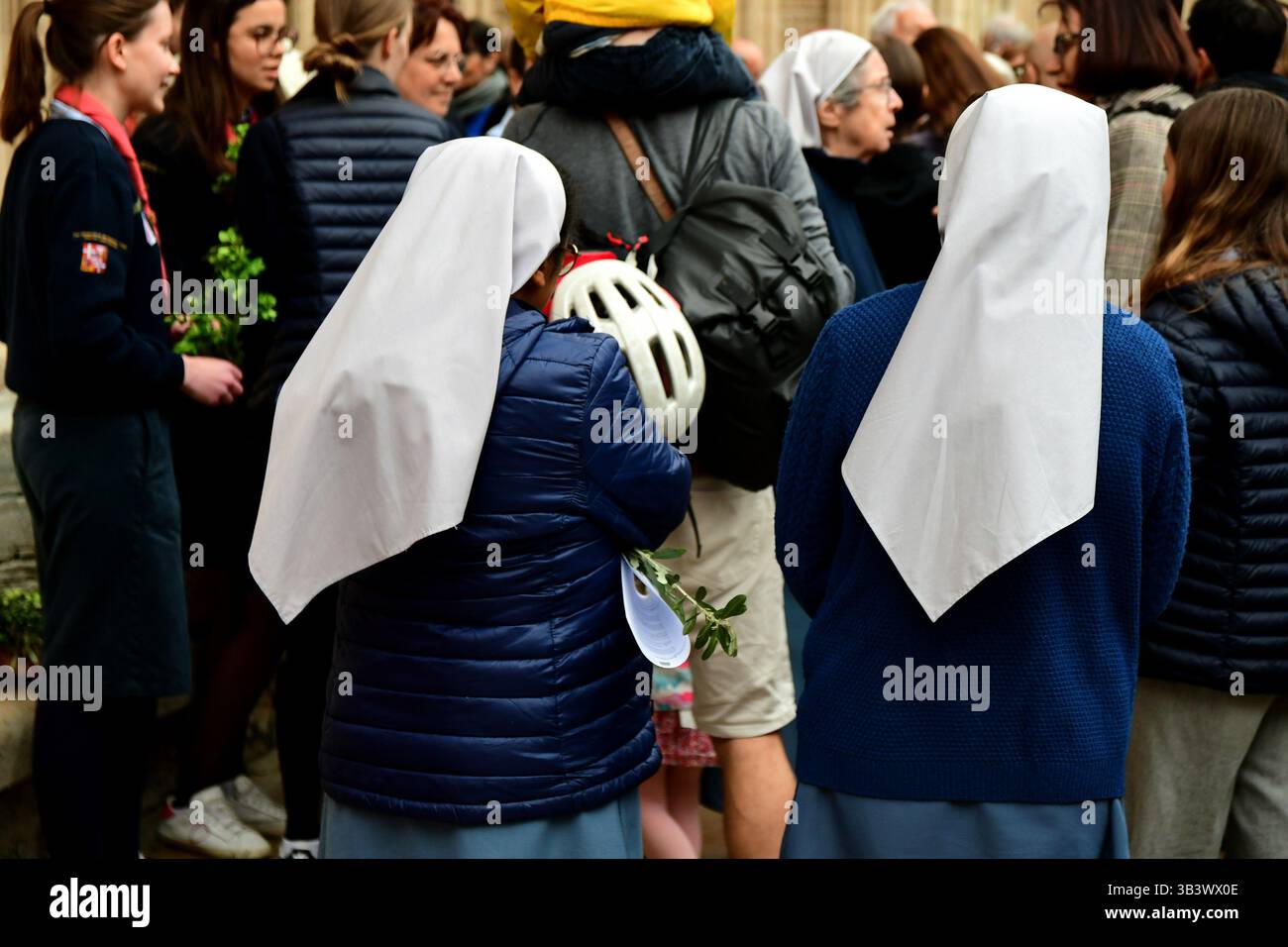 Des gens vus prier à la cathédrale Saint John pendant le dimanche des Rameaux. Une fête religieuse célébrant Jésus "l'entrée à Jérusalem" six jours avant la Pâque. Banque D'Images