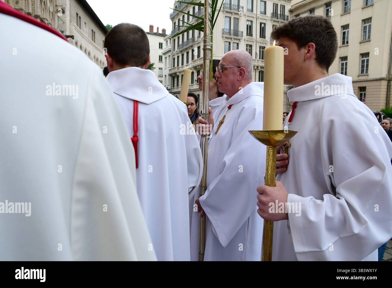 Un prêtre et des membres du clergé sont vus à la cathédrale Saint-Jean pendant le dimanche des Rameaux. Une fête religieuse célébrant Jésus "l'entrée à Jérusalem" six jours avant la Pâque. Banque D'Images
