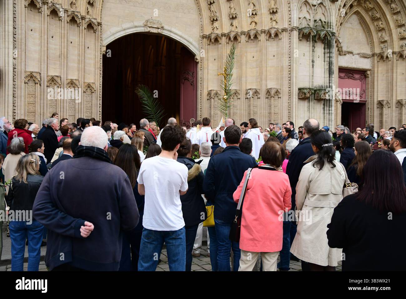 Les gens se rassemblent à la cathédrale Saint John pendant le dimanche des Rameaux. Une fête religieuse célébrant Jésus "l'entrée à Jérusalem" six jours avant la Pâque. Banque D'Images