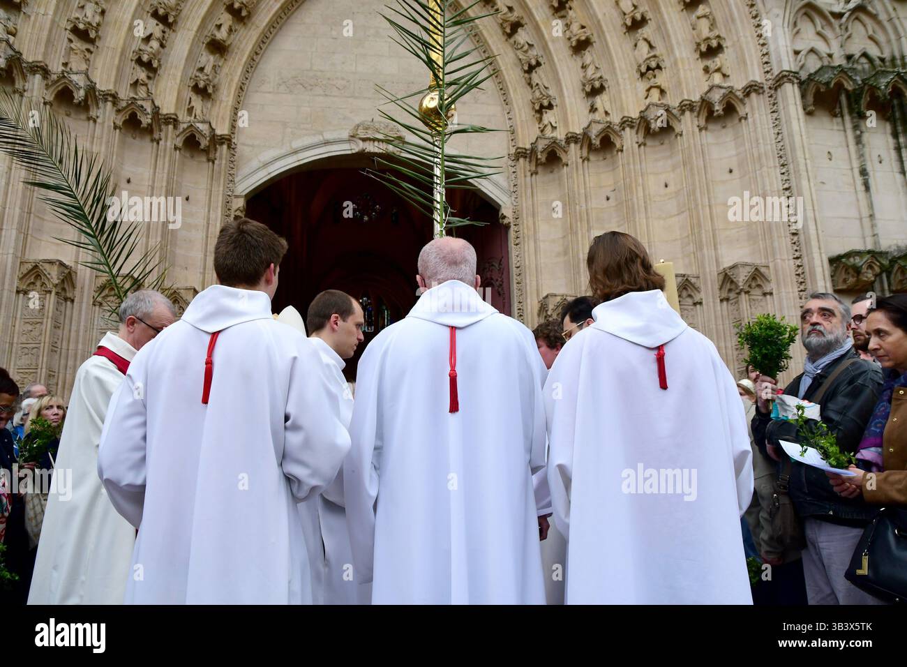 Lyon, Rhône, France. 13 avril 2025. Un prêtre et des membres du clergé sont vus à la cathédrale Saint-Jean pendant le dimanche des Rameaux. Une fête religieuse célébrant Jésus "l'entrée à Jérusalem" six jours avant la Pâque. (Crédit image : © Romain Doucelin/SOPA images via ZUMA Press Wire) USAGE ÉDITORIAL SEULEMENT ! Non destiné à UN USAGE commercial ! Banque D'Images