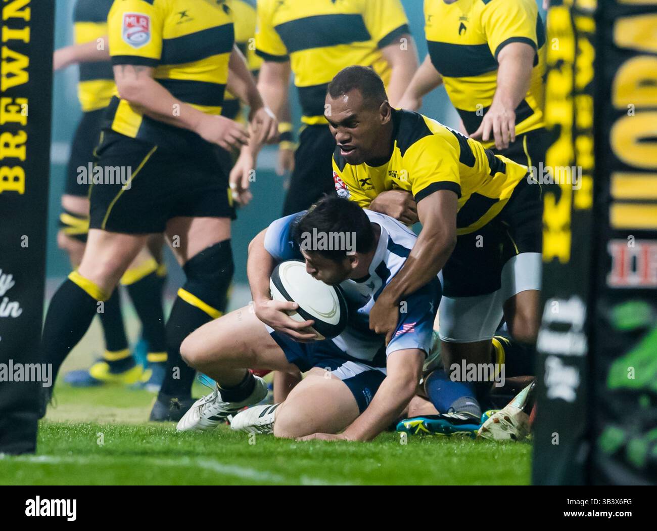 4 février 2018 - Sugar Land, Texas, États-Unis - le soutien de Capital Rugby Union Nick Kuhl (15 ans) s'accroche au ballon avec le centre Houston SaberCats Osea Kolinisau (12 ans) le tenant lors du match de Ligue majeure de rugby entre Capital Rugby Union et Houston SaberCats le 3 février 2018 au Constellation Field à Sugar Land, Texas. (Crédit image : © Maria Lysaker via ZUMA Wire) Banque D'Images