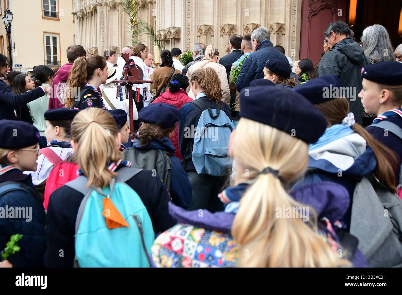 Lyon, Rhône, France. 13 avril 2025. Les gens se rassemblent à la cathédrale Saint John pendant le dimanche des Rameaux. Une fête religieuse célébrant Jésus "l'entrée à Jérusalem" six jours avant la Pâque. (Crédit image : © Romain Doucelin/SOPA images via ZUMA Press Wire) USAGE ÉDITORIAL SEULEMENT ! Non destiné à UN USAGE commercial ! Banque D'Images