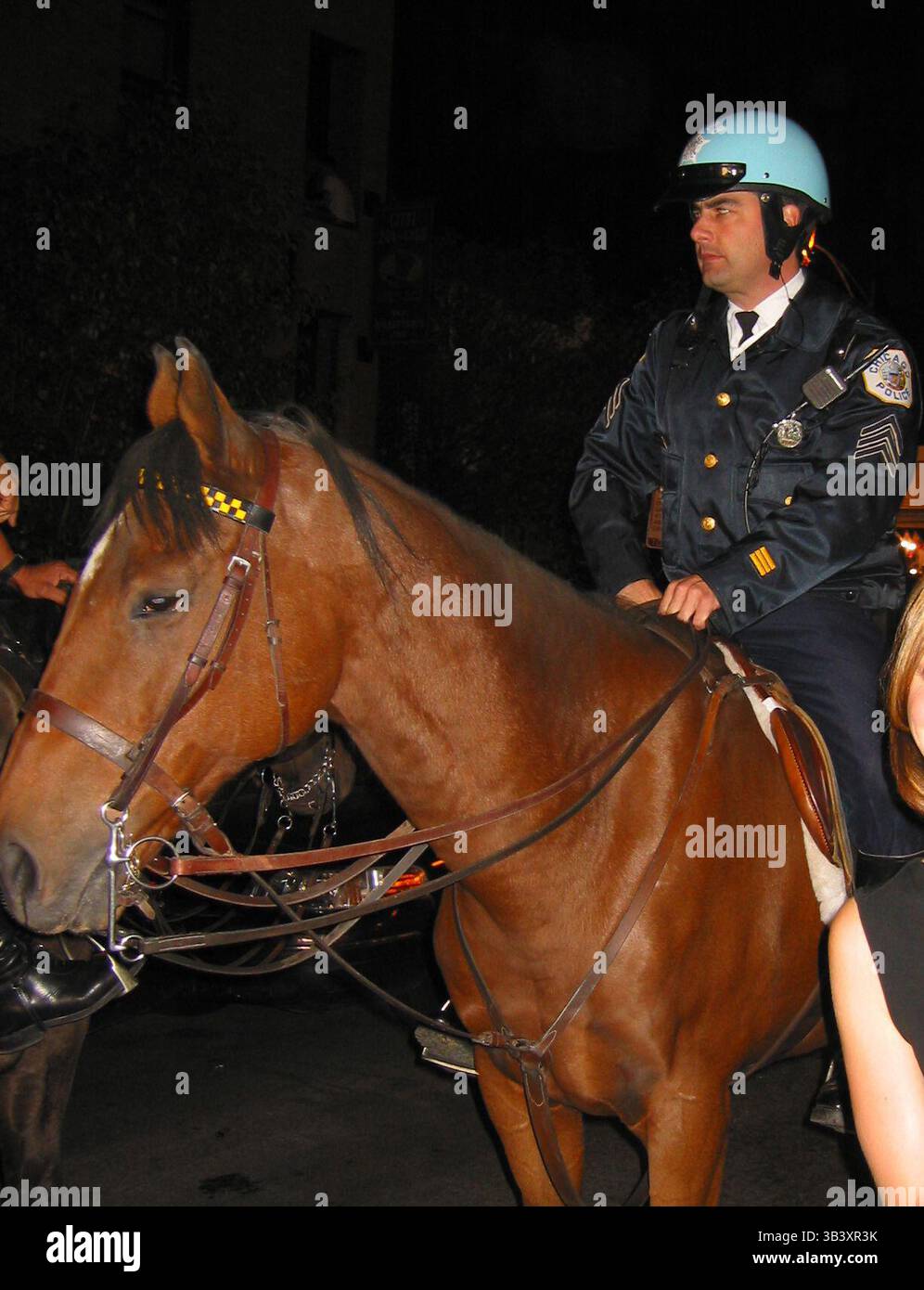 08 octobre 2003 : Chicago, Illinois, États-Unis - Chicago Commandant de Police Paul Bauer balaie la foule du haut de son cheval à l'extérieur de Wrigley Field pendant la partie deux de la Ligue Majeure de Baseball 2003 National Championship Series match entre les Chicago Cubs et les Marlins de la Floride à Wrigley Field de Chicago, IL. Bauer, 53 ans, a été tué le Mardi, Février 13, 2018. Il a été tué alors qu'il poursuivait un suspect au Centre de Thompson au centre-ville de Chicago, peu avant 2 h 00. Bauer, 31 ans, vétéran du ministère et d'un père marié de 13 ans, est la première cdp Chicago tué sin Banque D'Images