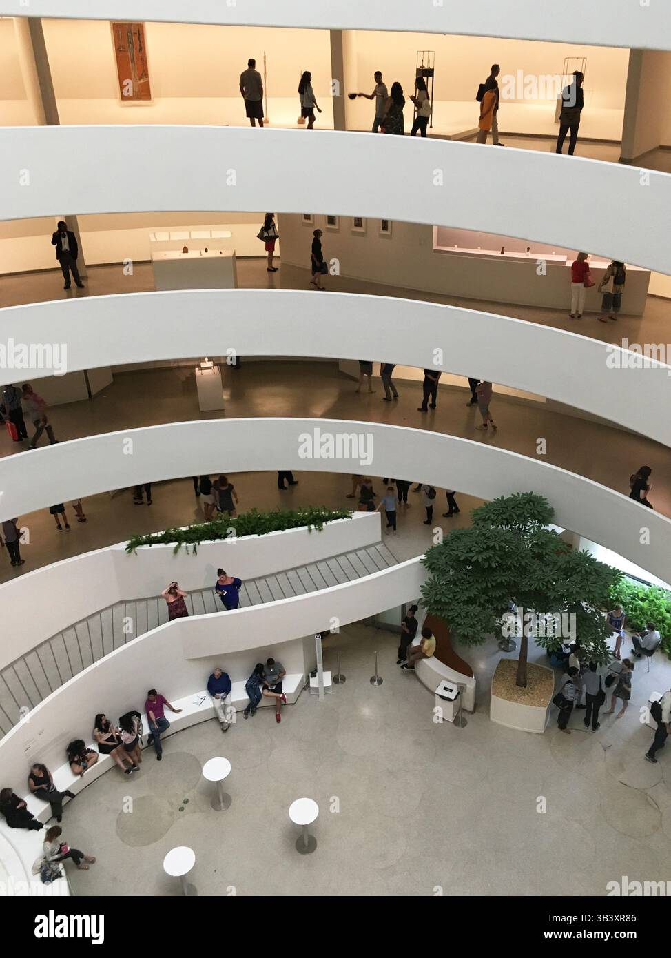 Les gens visitent le musée Guggnheim, Manhattan, NYC, NY, USA Banque D'Images