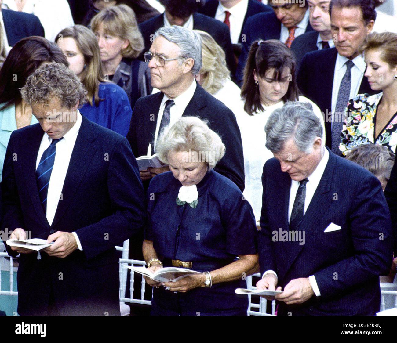 9 août 2015 - Arlington, Virginie, États-Unis d'Amérique - sur cette photo datée du 6 juin 1988, le sénateur américain Edward M. ''Ted'' Kennedy (démocrate du Massachusetts), à droite, assiste à une cérémonie au cimetière national d'Arlington à Arlington, Virginie en mémoire de son frère tué, l'ancien sénateur américain Robert F. Kennedy (démocrate de New York). Le fils aîné de Robert Kennedy, Joseph P. Kennedy, III est à gauche et sa femme, Ethel, est au centre. Également sur la photo est Kennedy dans le beau-sergent R. Shriver (au centre derrière Ethel Kennedy). L'ancienne star de la NFL Frank Gifford et sa femme, Kathie Lee, sont visibes Banque D'Images