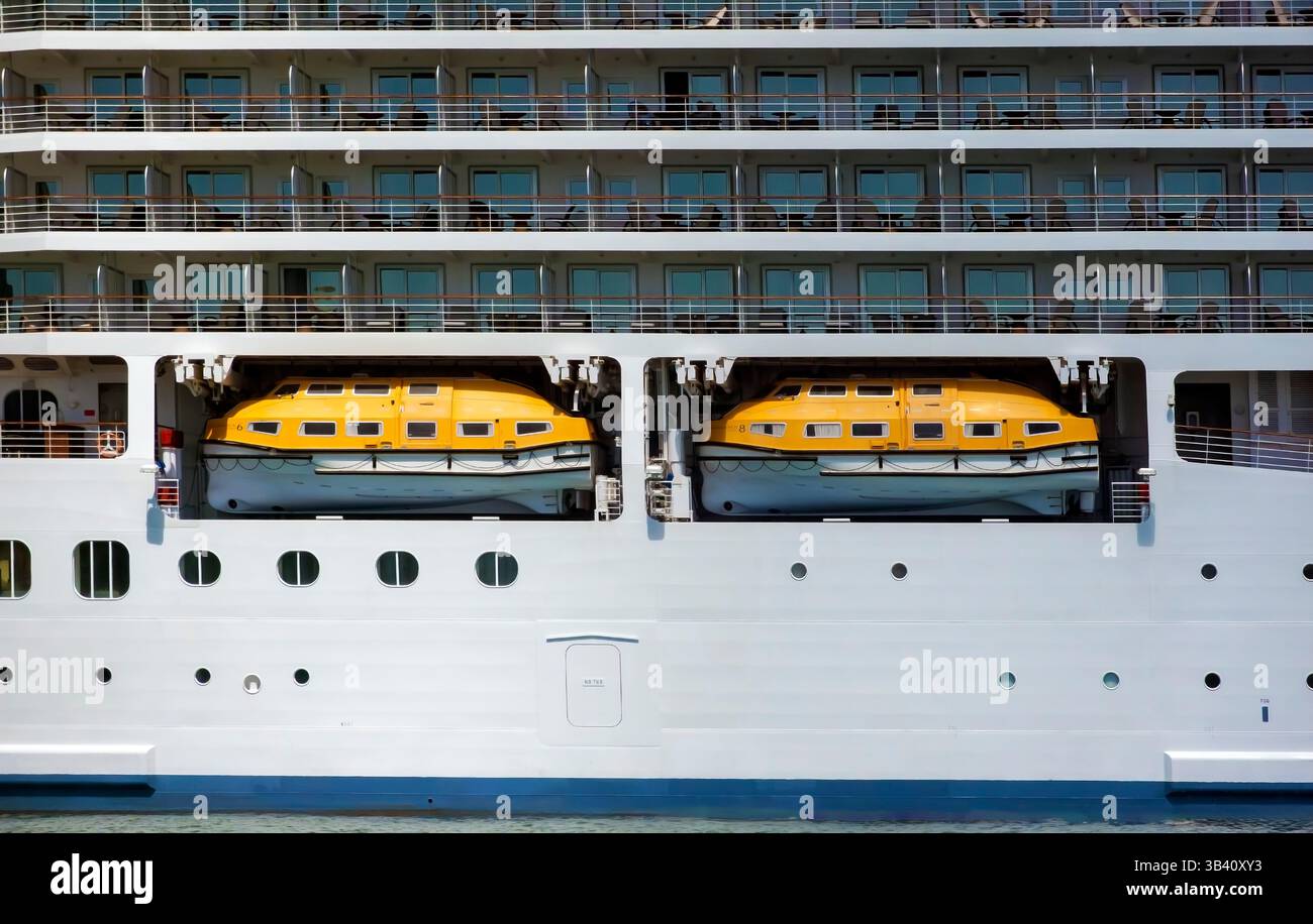 Canots on cruise ship Banque D'Images