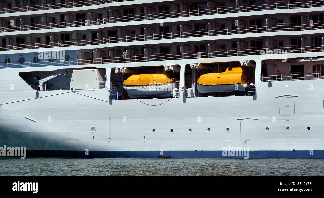 Canots on cruise ship Banque D'Images