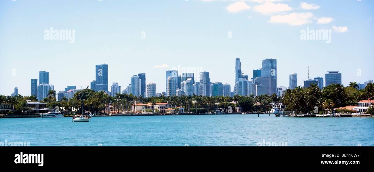 Horizon de Miami vu de la mer Banque D'Images