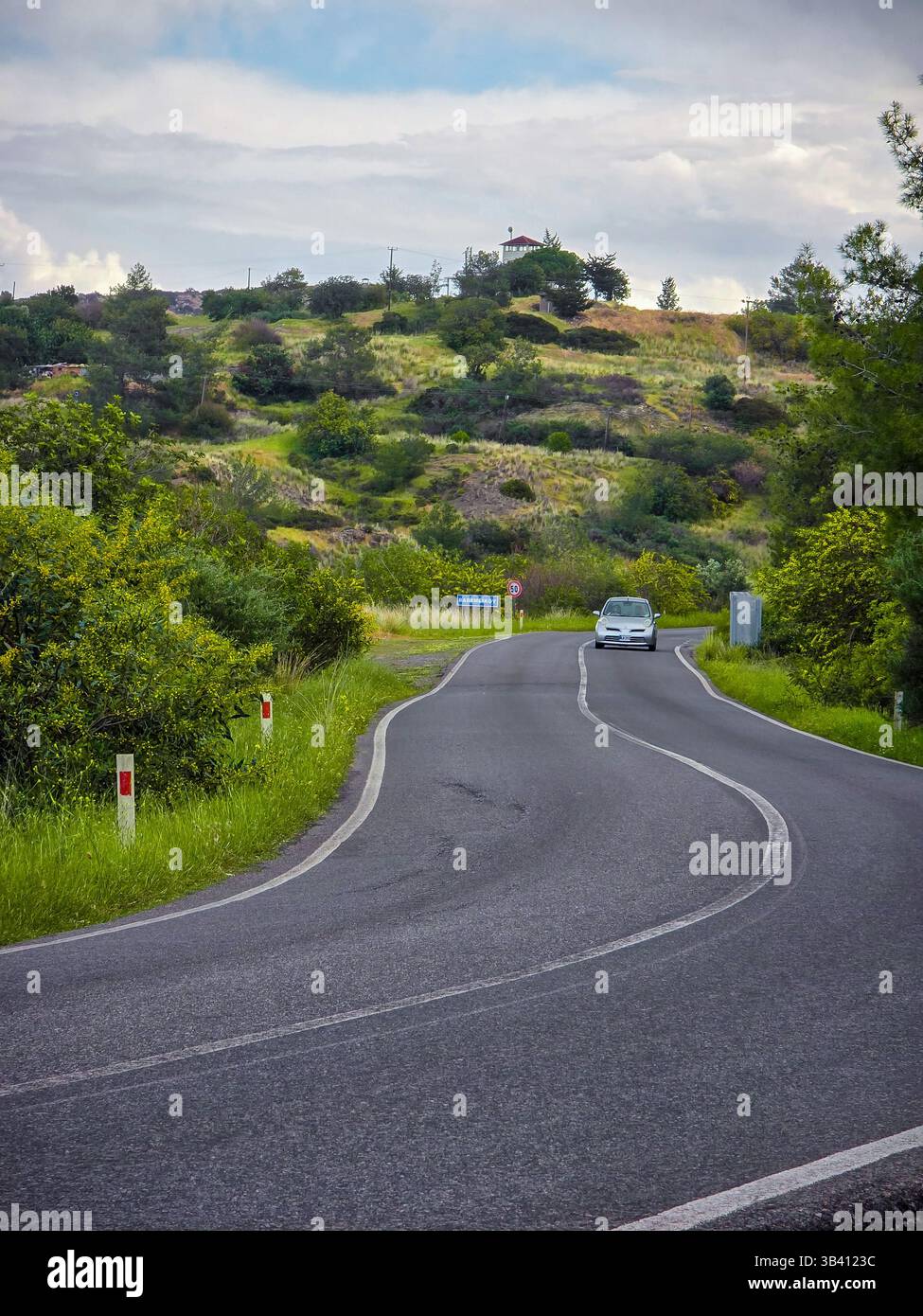 Une autoroute Beutiful à la montagne et un arbre à côté. la plus belle autoroute de montagne. - Image de stock capturée avec un smartphone