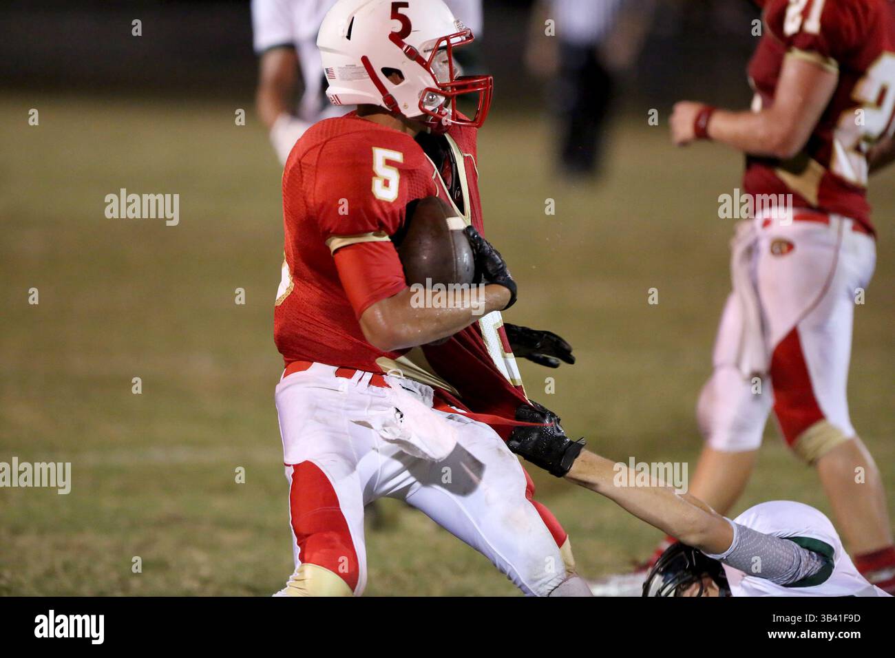 11 septembre 2015 - Hudson, Floride, États-Unis - DOUGLAS R. CLIFFORD | Times.Hudson's Eddie Graham (5), à gauche, est attaqué par Andrew Lynch (34) de Weeki Wachee lors du deuxième quart-temps du match de vendredi (11/09/15) à Hudson. (Crédit image : © Douglas R. Clifford/Tampa Bay Times via ZUMA Wire) Banque D'Images