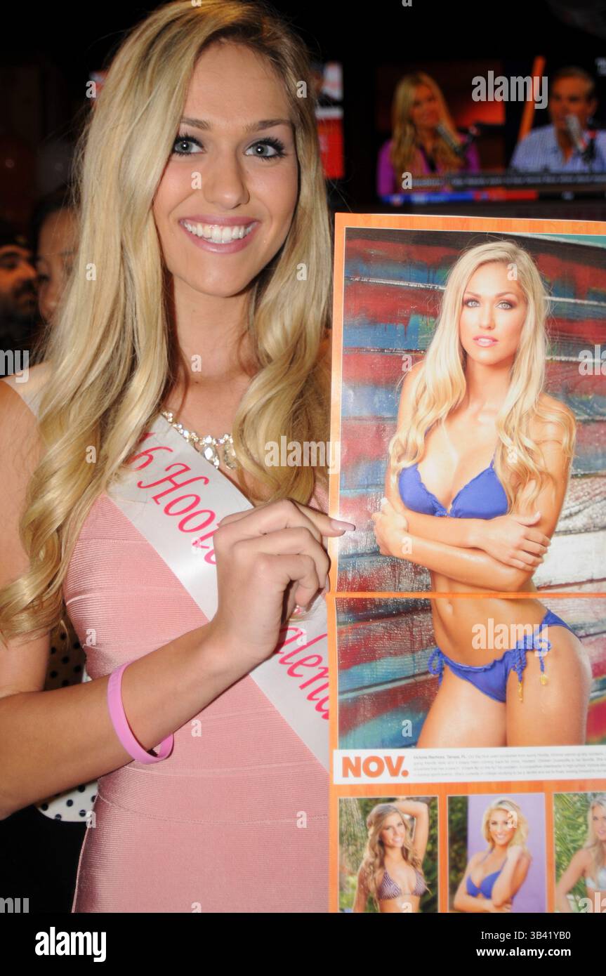 1er octobre 2015 - New York, New York, États-Unis - VICTORIA RACHOZA à la 30e révélation du calendrier annuel du maillot de bain Hooters 2016 à Hooters à New York. (Crédit image : © Jeffrey Geller/ ZUMA Wire) Banque D'Images
