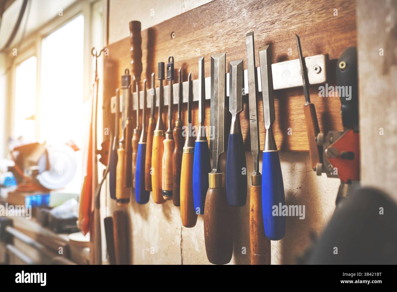 Atelier vide avec outils et équipement de bricolage. Jeu de tournevis et de limes de charpentier suspendus dans le garage. Atelier de réparation et quincaillerie de menuiserie pour Banque D'Images