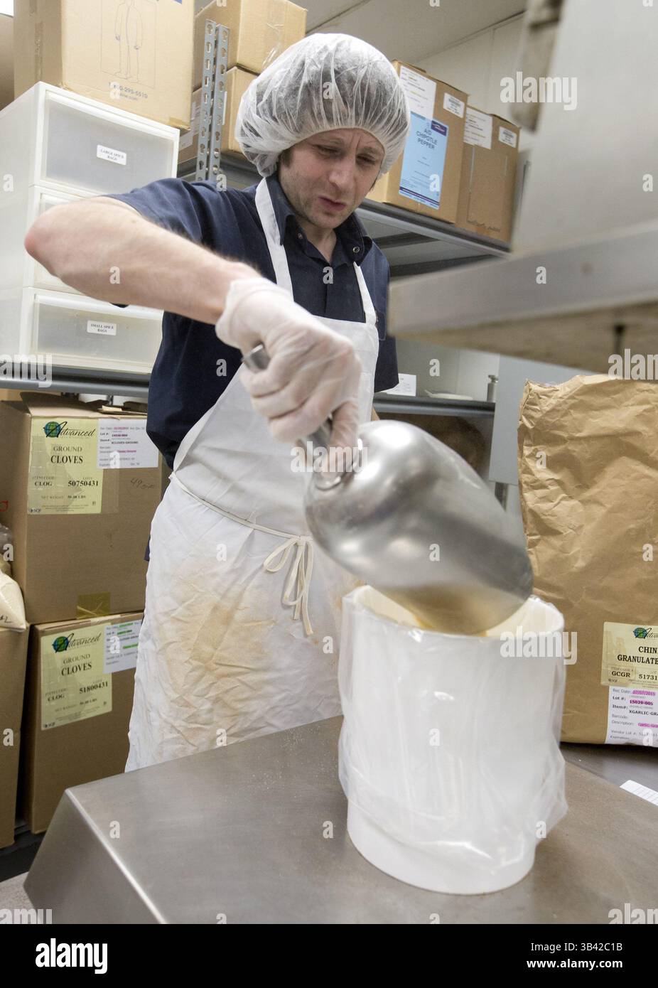 28 juillet 2015 - Fort Worth, TX, États-Unis - Blake Renfro, quatrième génération, mesure les ingrédients de la salsa à l'usine de fabrication de MRS Renfro à Fort Worth, Texas, le mardi 28 juillet 2015. MRS Renfro's célèbre ses 75 ans d'activité à Fort Worth. (Crédit image : © Joyce Marshall/TNS via ZUMA Wire) Banque D'Images