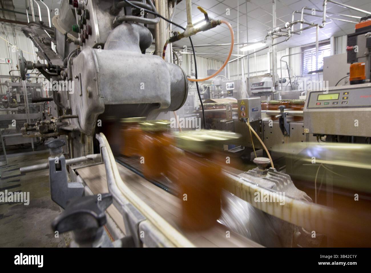 28 juillet 2015 - Fort Worth, TX, États-Unis - MRS Renfro's produit jusqu'à 135 pots de salsa par minute lorsqu'il est produit dans son usine de fabrication de Fort Worth, Texas. La société célèbre ses 75 ans d'activité à Fort Worth. (Crédit image : © Joyce Marshall/TNS via ZUMA Wire) Banque D'Images