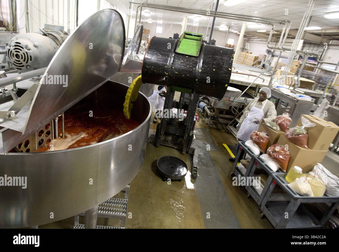28 juillet 2015 - Fort Worth, TX, États-Unis - MRS Renfro's produit jusqu'à 135 pots de salsa par minute lorsqu'il est produit dans son usine de fabrication de Fort Worth, Texas. La société célèbre ses 75 ans d'activité à Fort Worth. (Crédit image : © Joyce Marshall/TNS via ZUMA Wire) Banque D'Images