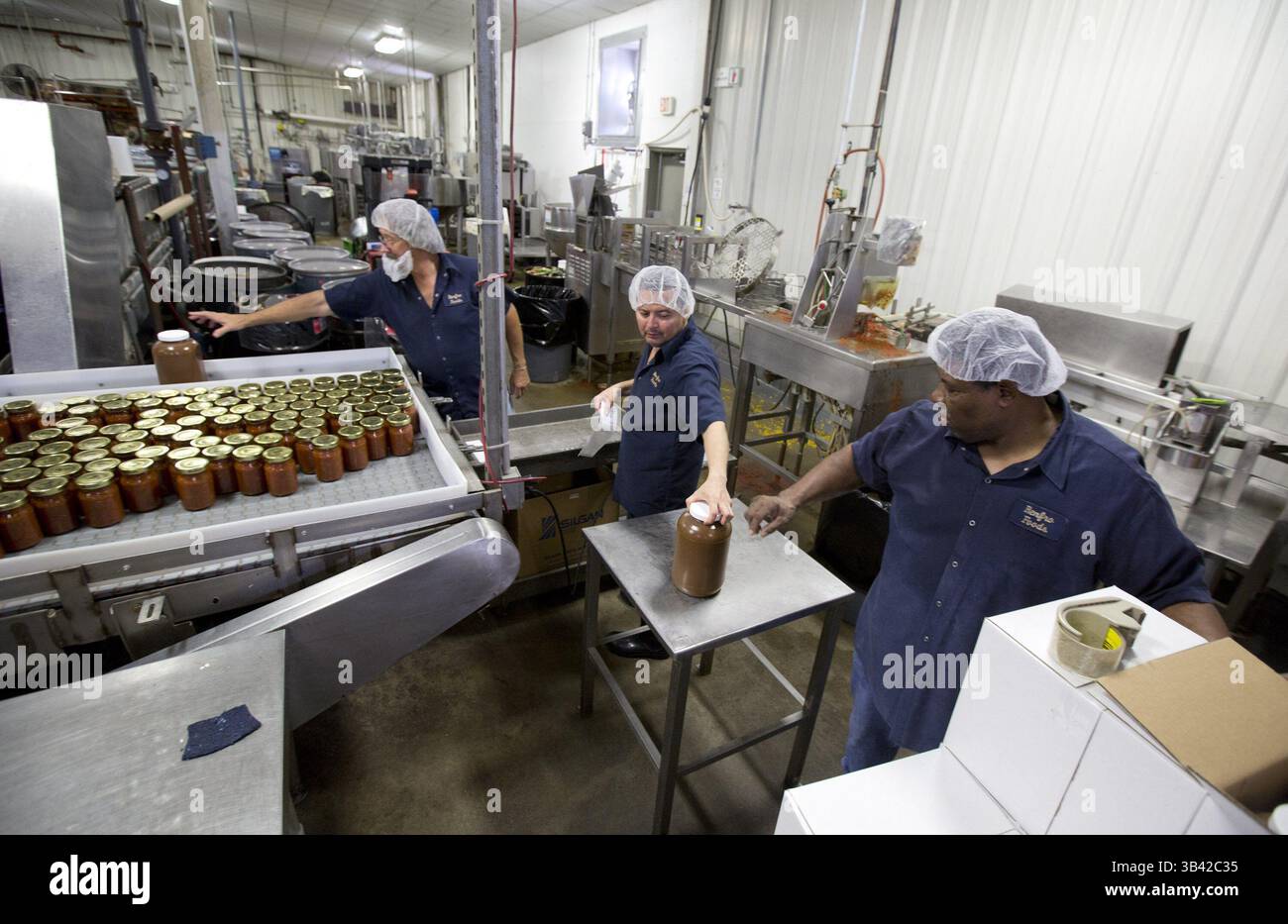 28 juillet 2015 - Fort Worth, TX, États-Unis - MRS Renfro's produit jusqu'à 135 pots de salsa par minute lorsqu'il est produit dans son usine de fabrication de Fort Worth, Texas. La société célèbre ses 75 ans d'activité à Fort Worth. (Crédit image : © Joyce Marshall/TNS via ZUMA Wire) Banque D'Images