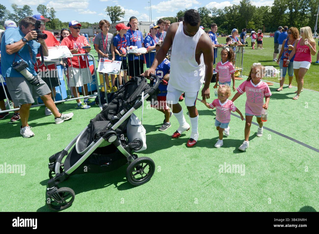 2 août 2015 - Pittford, New York, États-Unis - Buffalo Bills Running back FRED JACKSON quitte le terrain avec ses enfants après avoir pratiqué le troisième jour du camp d'entraînement au Collège John Fisher à Pittsford, NY. (crédit image : © Michael Johnson via ZUMA Wire) Banque D'Images
